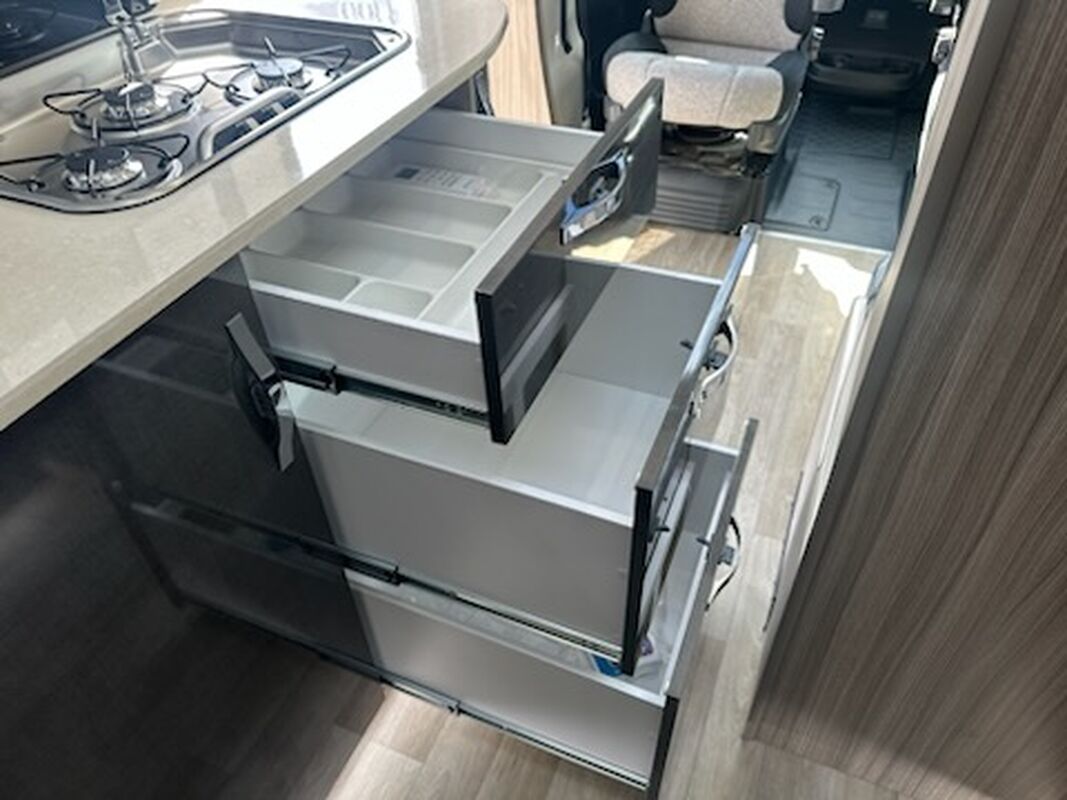 AVAN OVATION M32 B CLASS