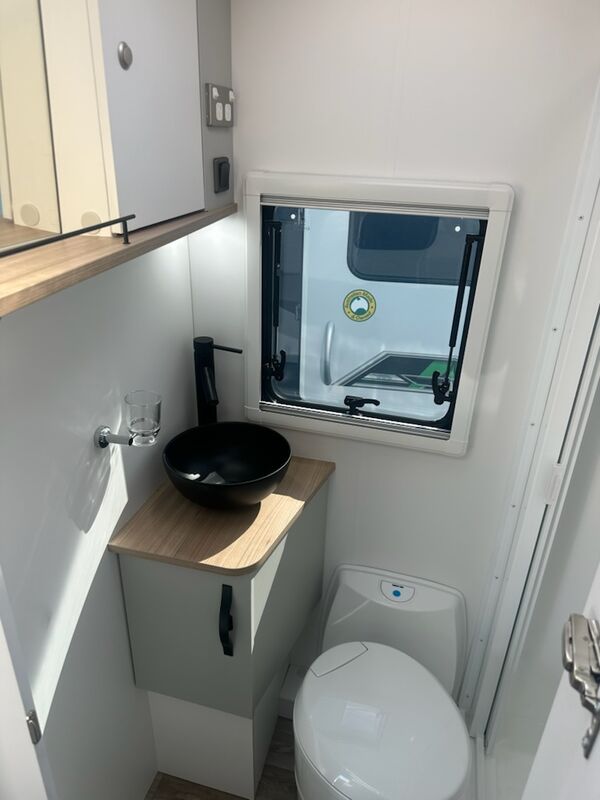 Avan Ovation M6 C Class