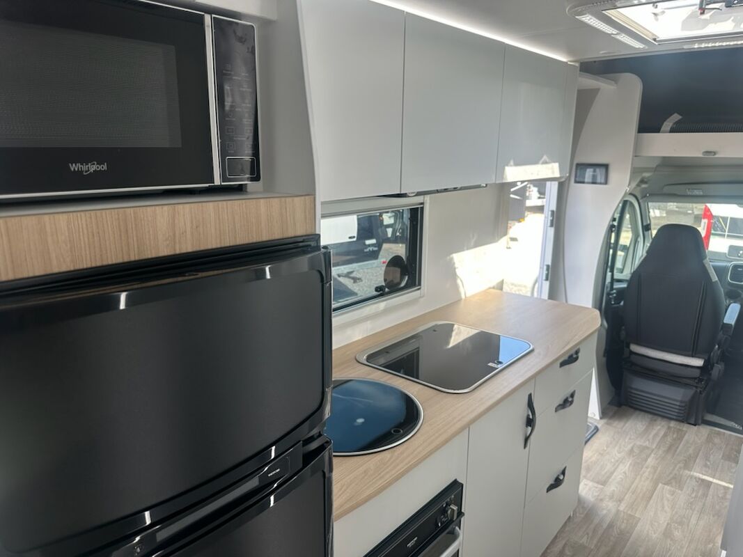 Avan Ovation M6 C Class