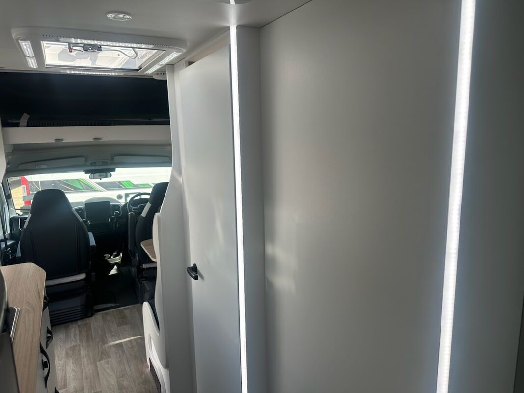 Avan Ovation M6 C Class