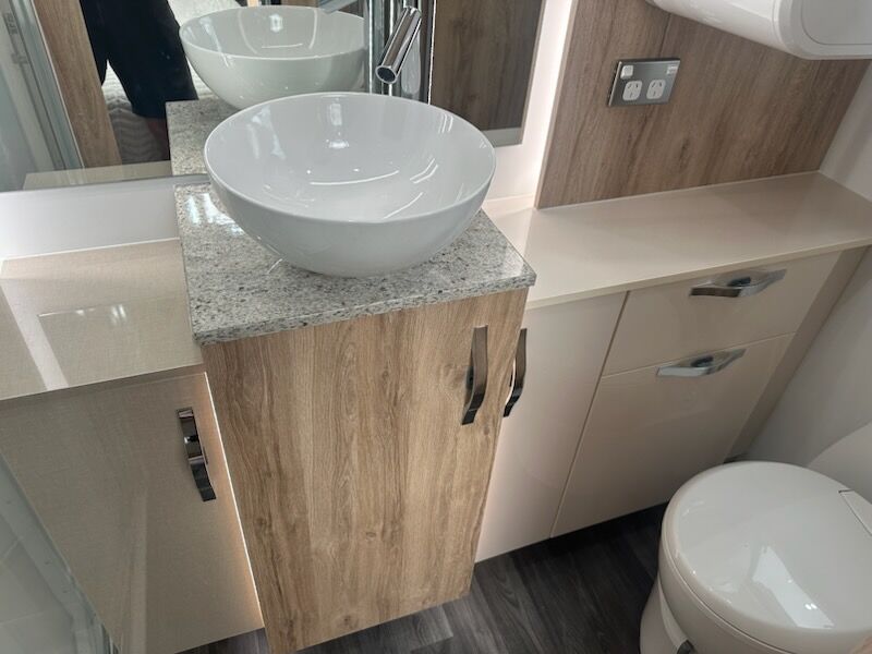 Avan Ovation M7 C Class