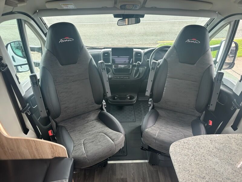 Avan Ovation M7 C Class