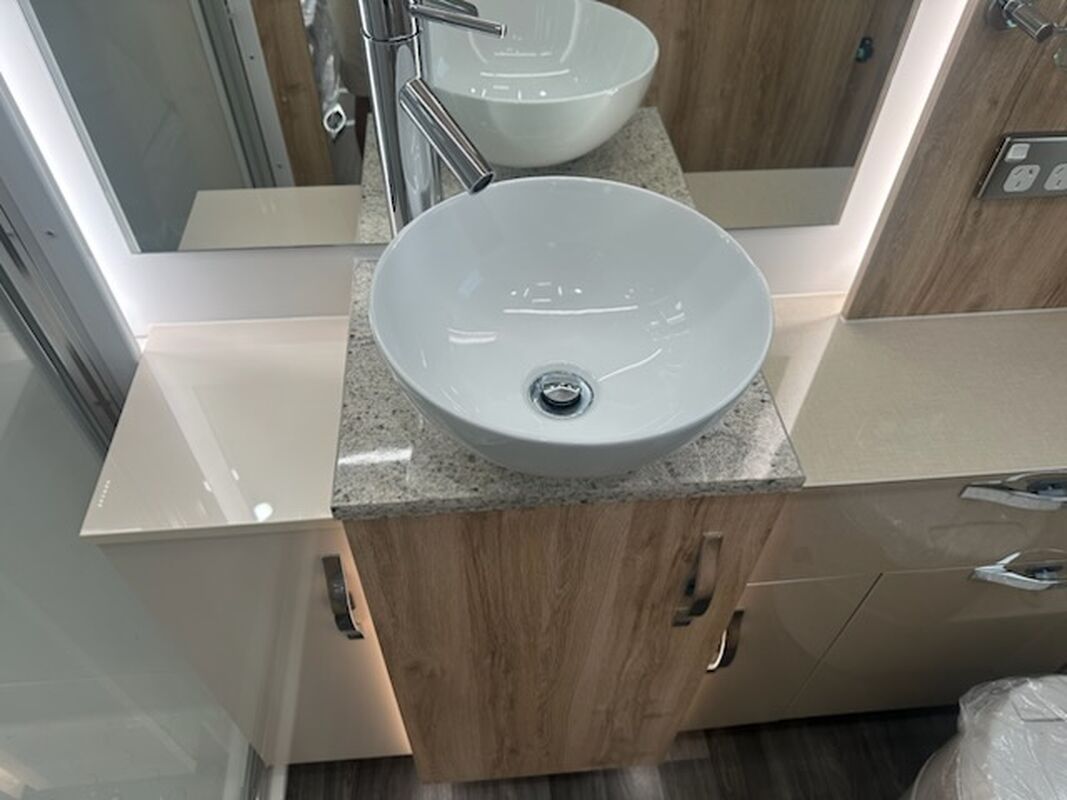 Avan Ovation M9 B Class