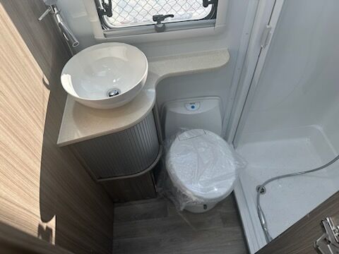 Avan Ovation M6 C Class