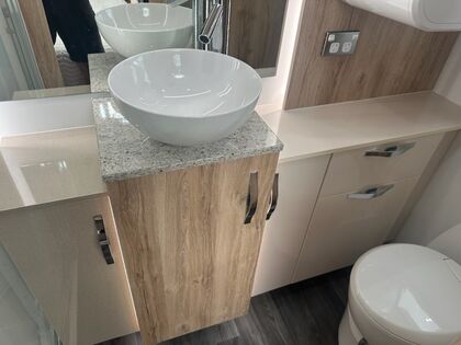 Avan Ovation M7 C Class