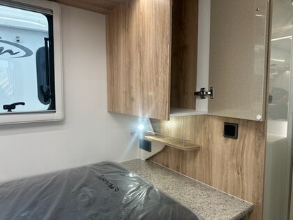 Avan Ovation M9 B Class