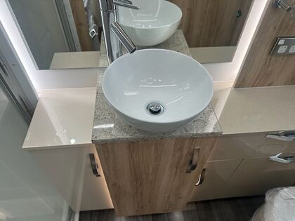 Avan Ovation M9 B Class