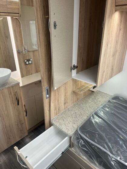 Avan Ovation M9 B Class